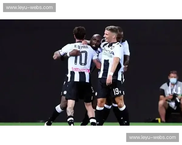 戴维斯拉伤退场，乌迪内斯被迫换人调整防守阵型